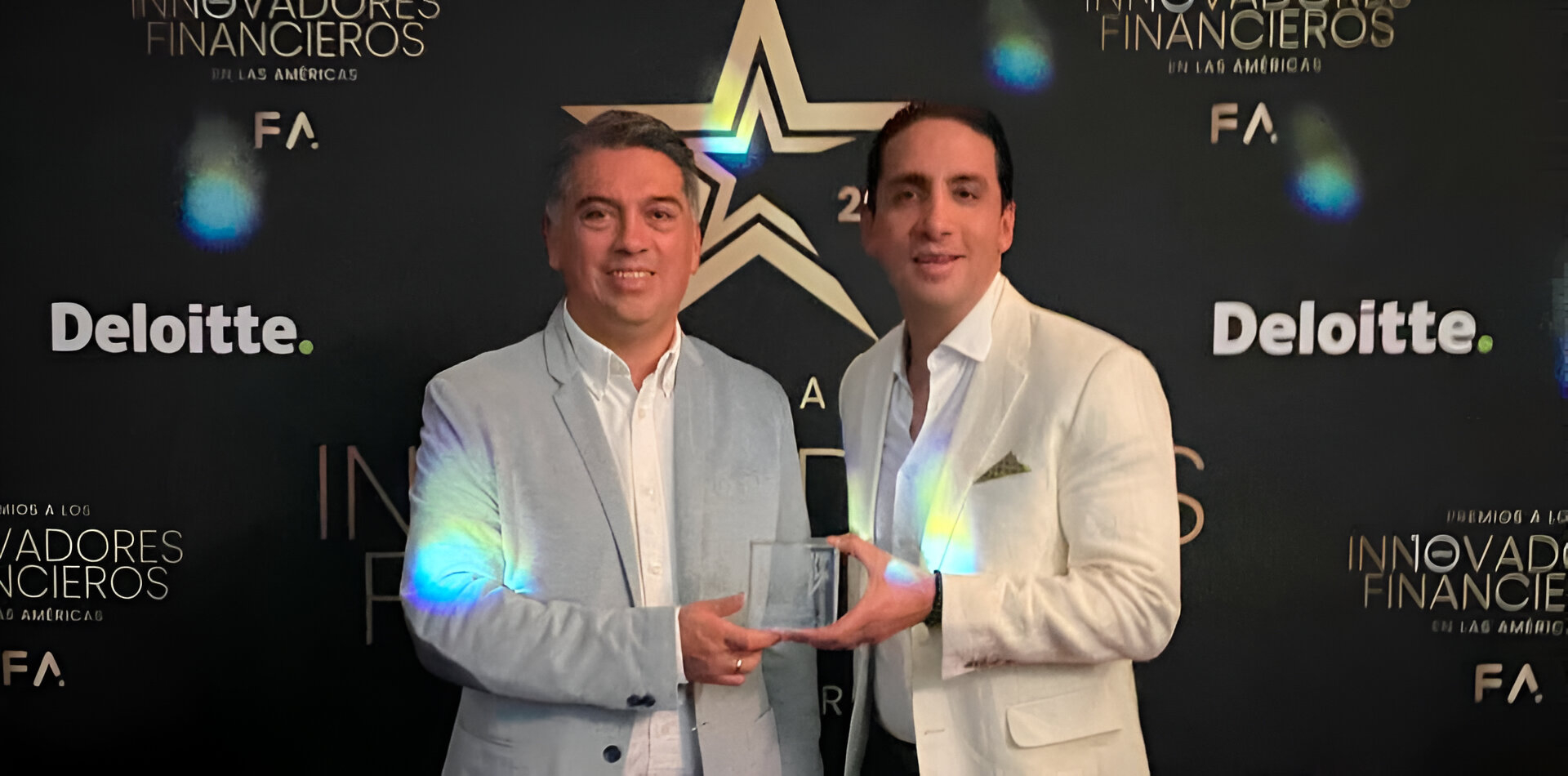 voicebot para cobranza preventiva - Compensar fue reconocida con el Premio Oro en la categoría IA y Automatización en los Fintech Américas 2025